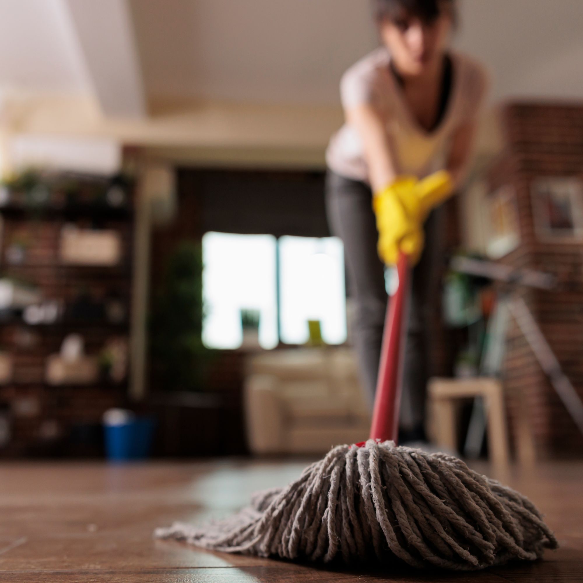 femme passe la serpillère